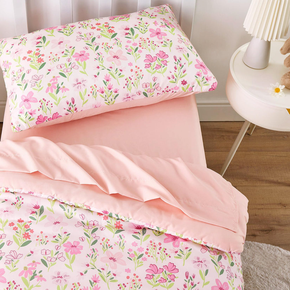 Wake In Cloud fitted sheet elastic close-up highlights secure fit for standard toddler mattresses.
