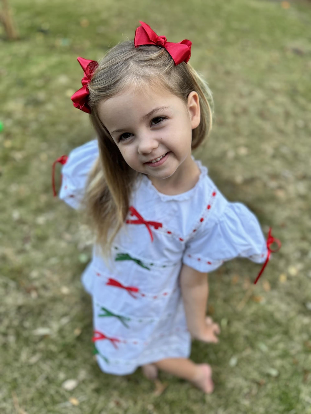 Wee Ones bow ready for family photos in ecru.