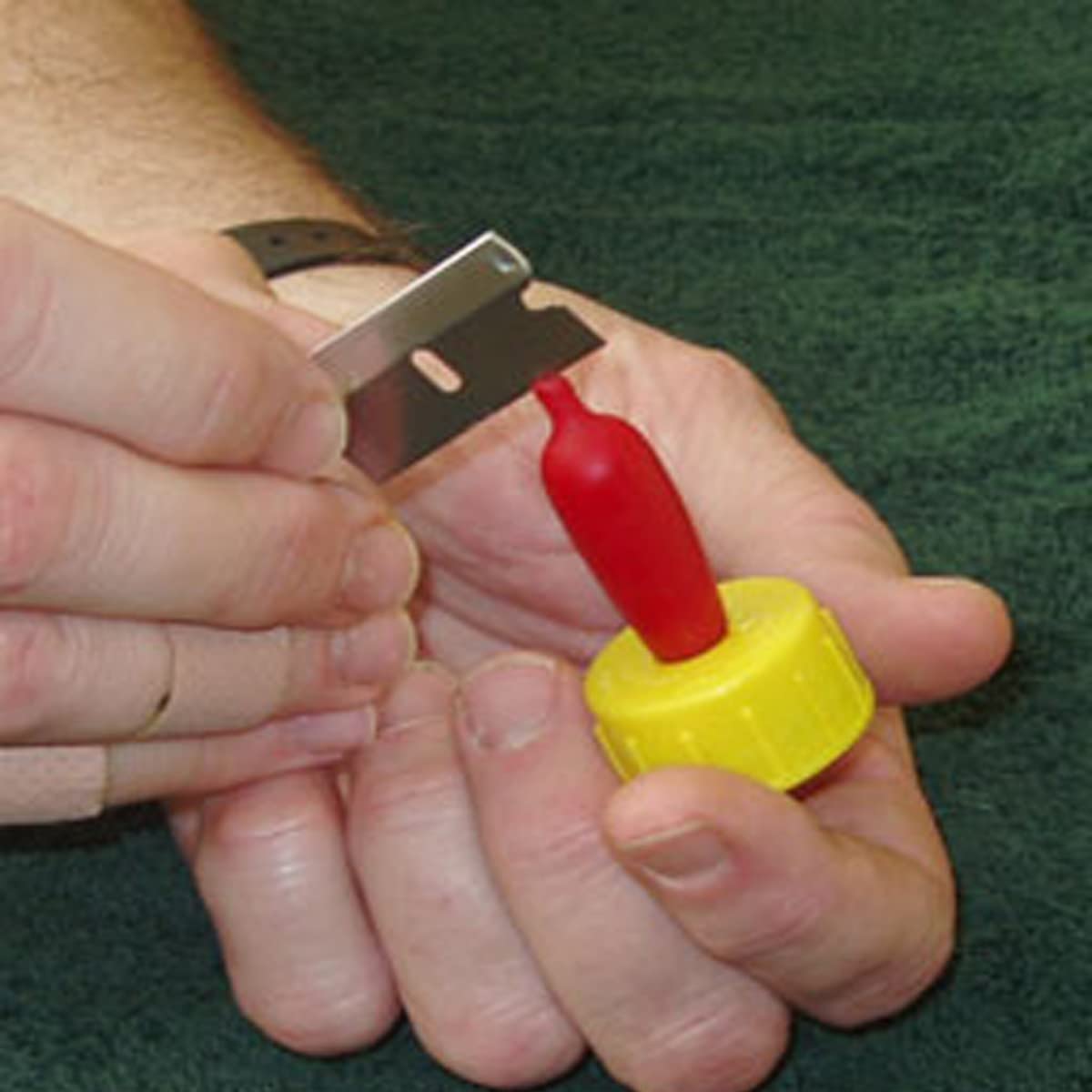 Weilan-top-hole-adjust-nipple article demonstrates adjustable opening for newborn to weaning.