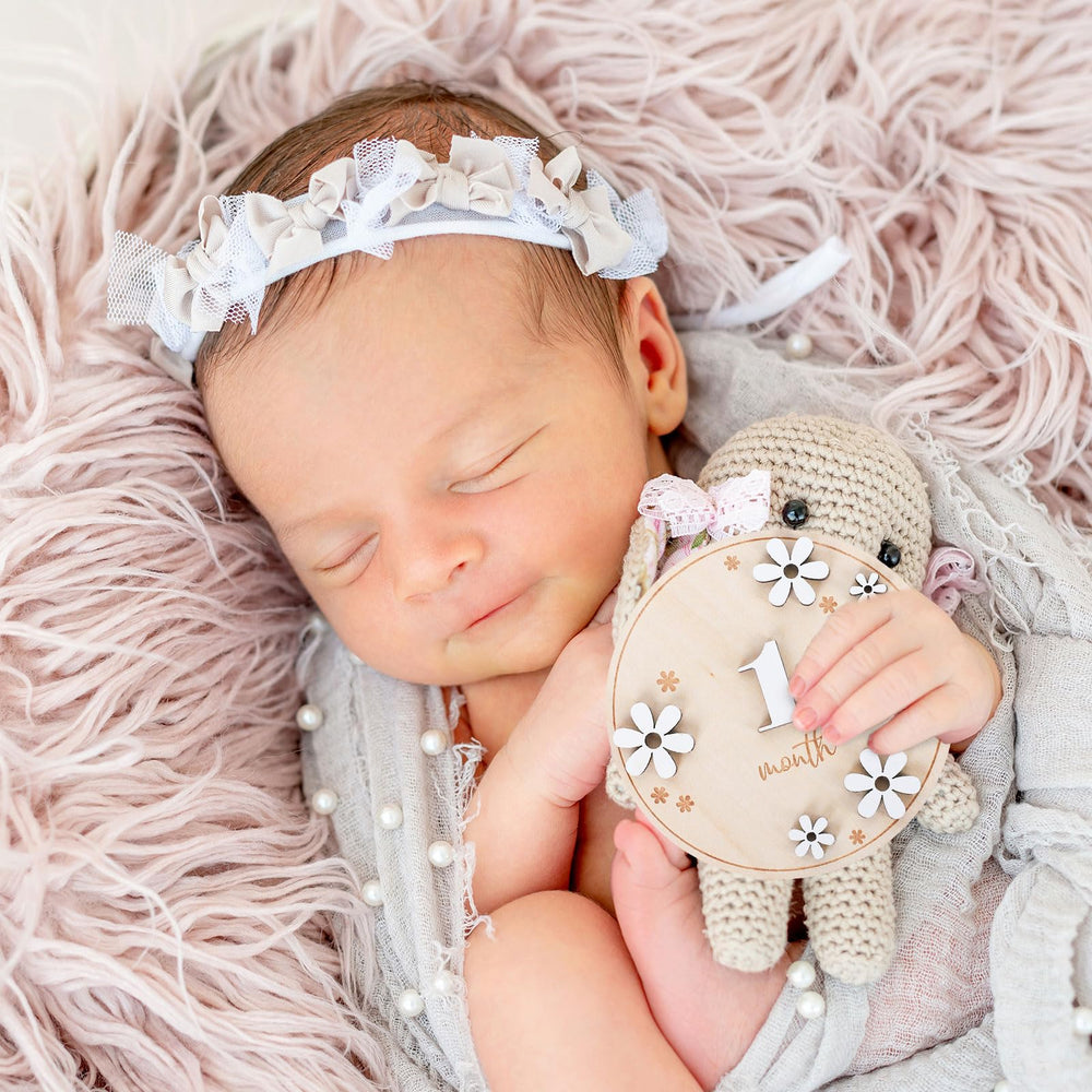 Whaline milestone card daisy wooden 04 enhances photo shoots with vintage charm.