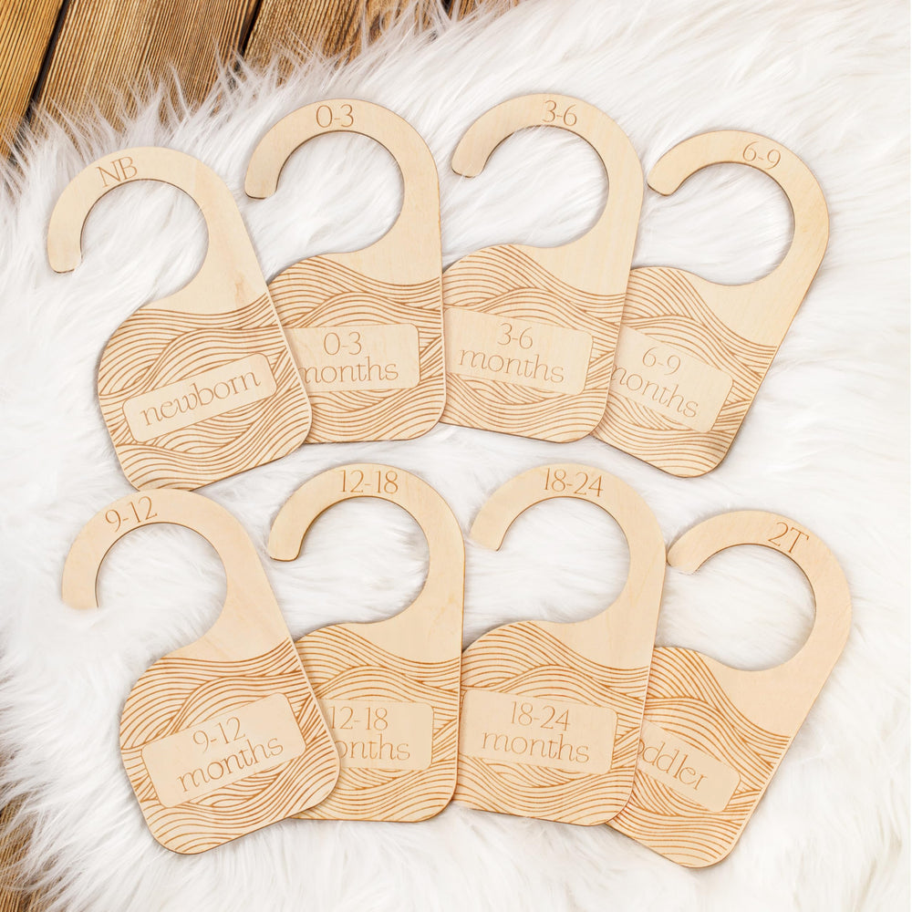 Whitluck's Baby Closet Dividers organize baby clothes neatly across sizes and seasons.
