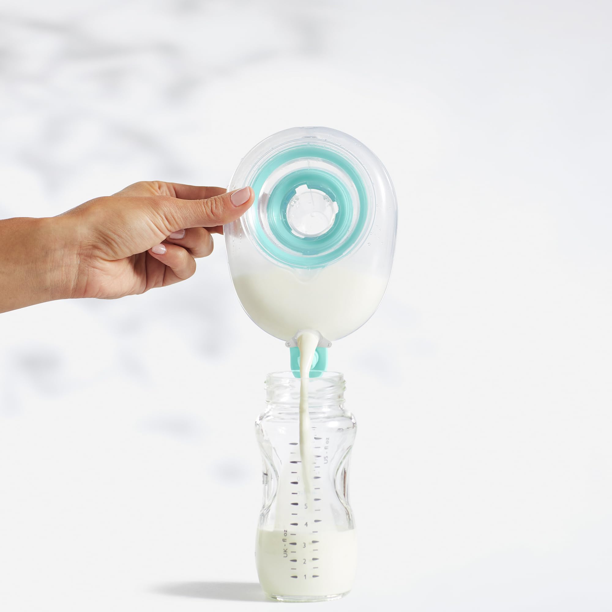 Willow 4-ounce capacity container for daily pumping.