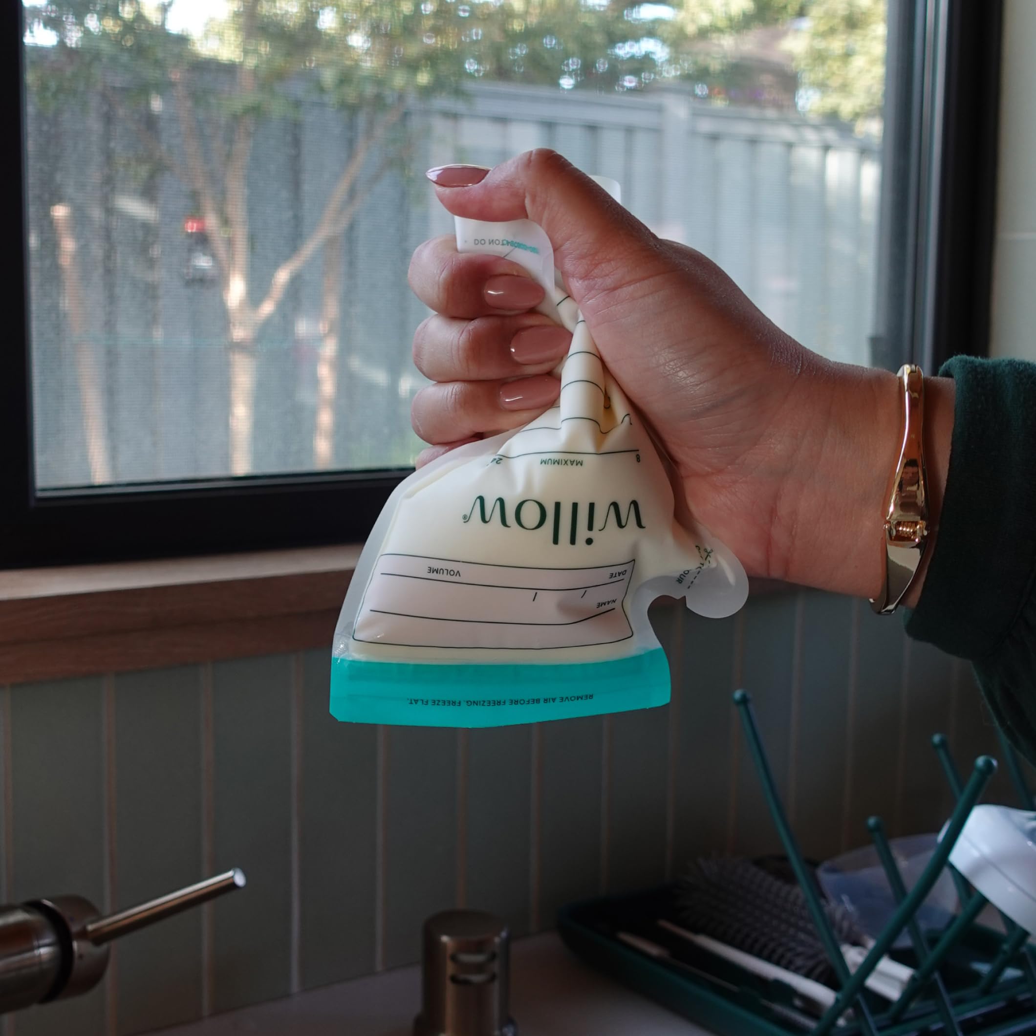 Willow self-standing base bag simplifies filling and milk transfer