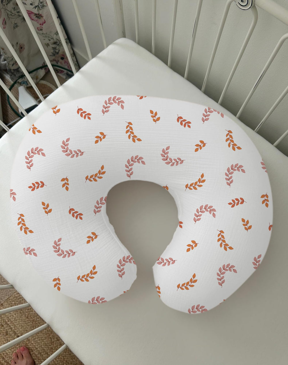 Wimist leaf nursing cover soft muslin fabric emphasizes breathable, baby-friendly comfort.