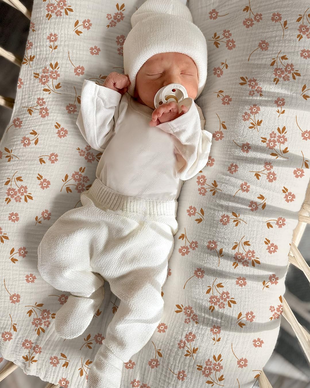 Wimist Muslin Baby Lounger Cover 2Pack back view highlights secure envelope closure.