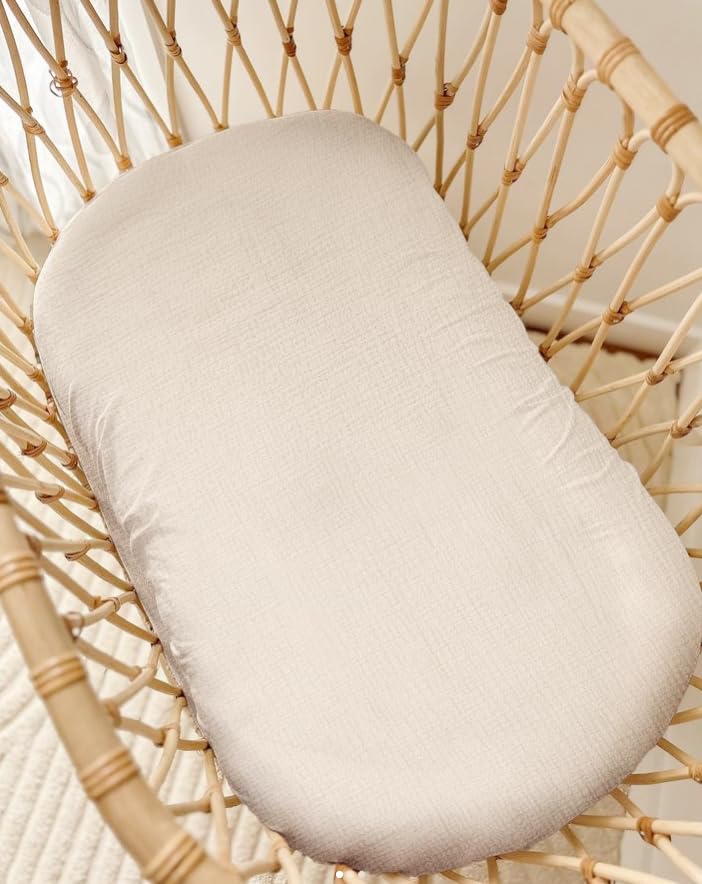 Wimist muslin baby lounger cover envelope-closure detail—snug fit without zippers