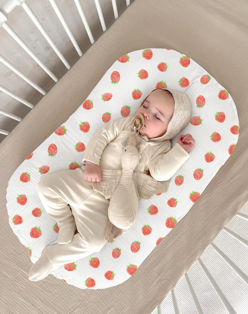 Wimist muslin baby lounger cover envelope closure detail prevents skin snagging.