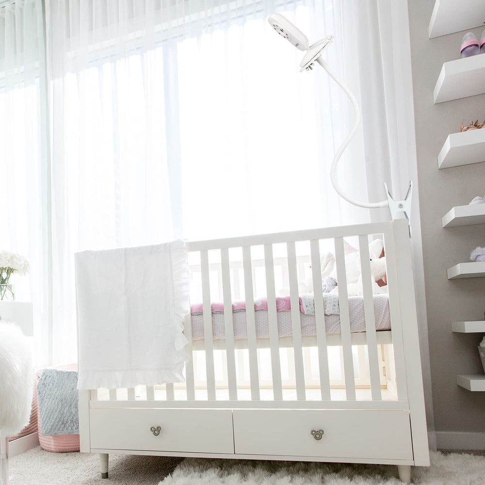 Wochel crib-edge attachment demonstrates secure crib clip setup.