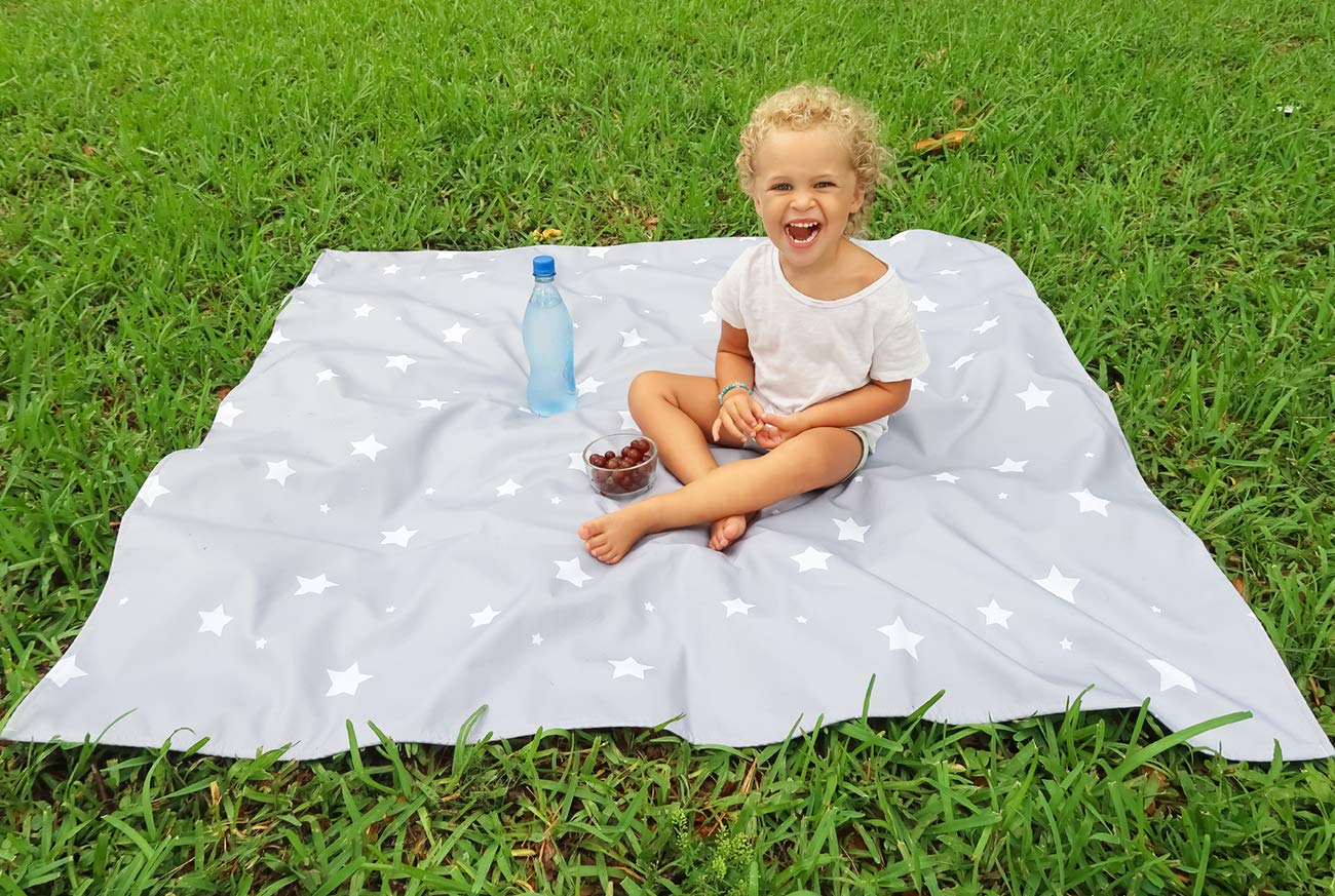 WOMUMON art and crafts spill protector keeps floors clean and organized.