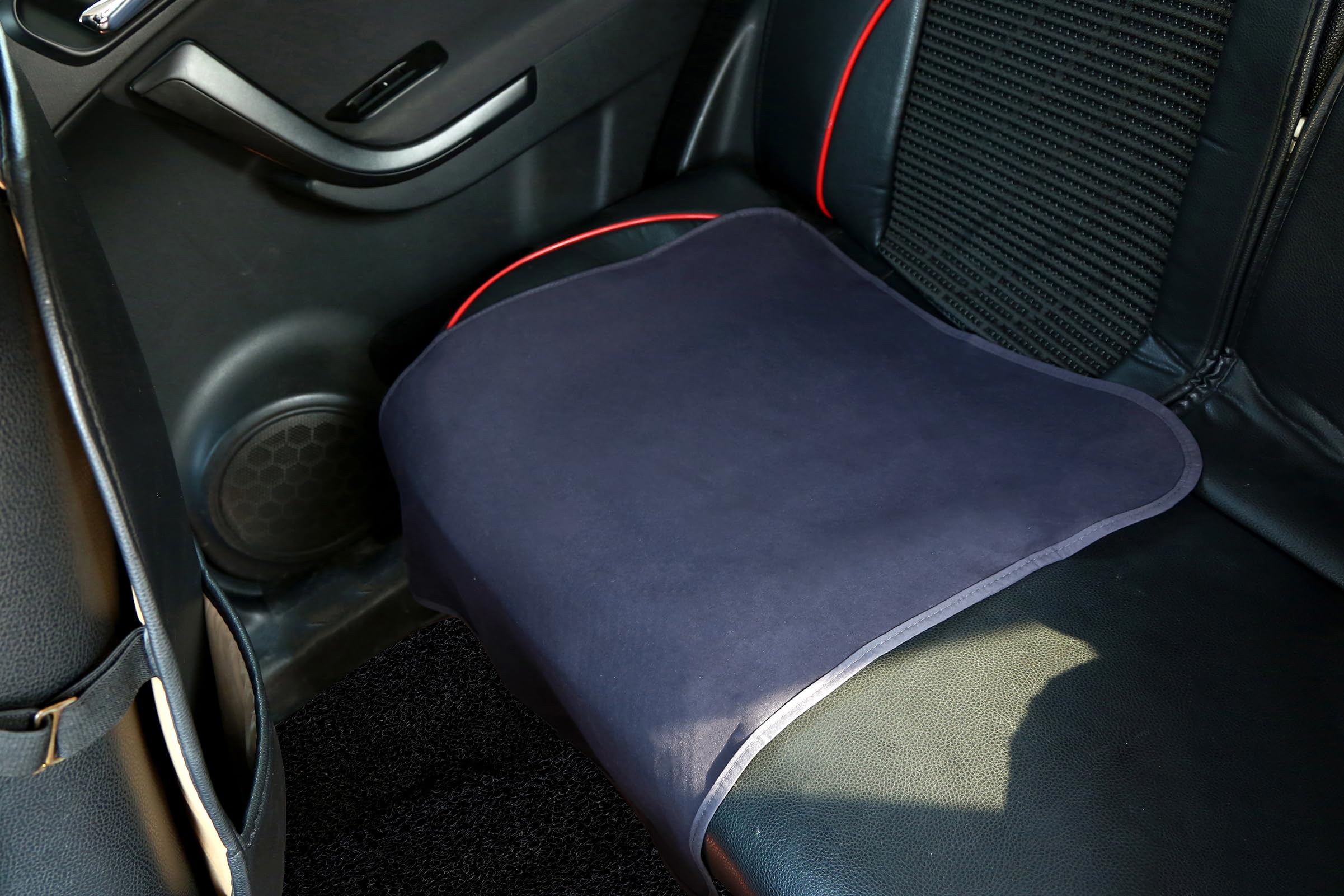 WOMUMON machine washable seat cover for quick cleaning after meals