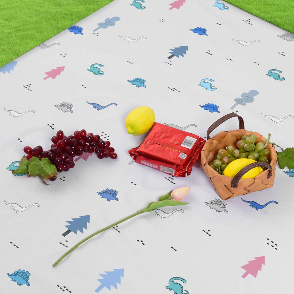 WOMUMON travel-ready spill mat supports easy cleanup after meals