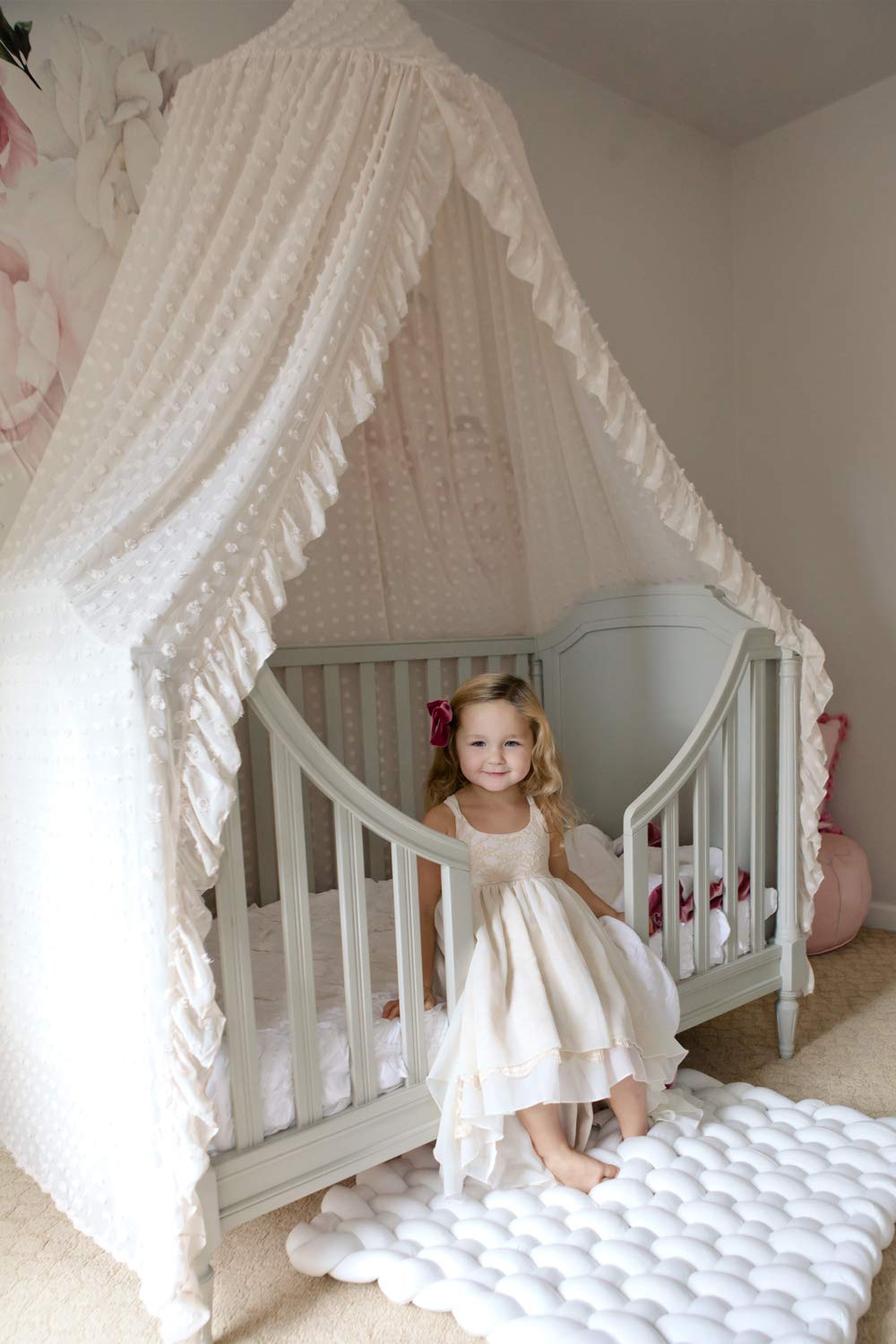 Wonder Space lace-netting beige canopy frames a soft, breathable hideaway for reading and quiet moments.