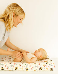 Woodiville Bee Happy closeup highlights 360° elastic for slip-free changes.