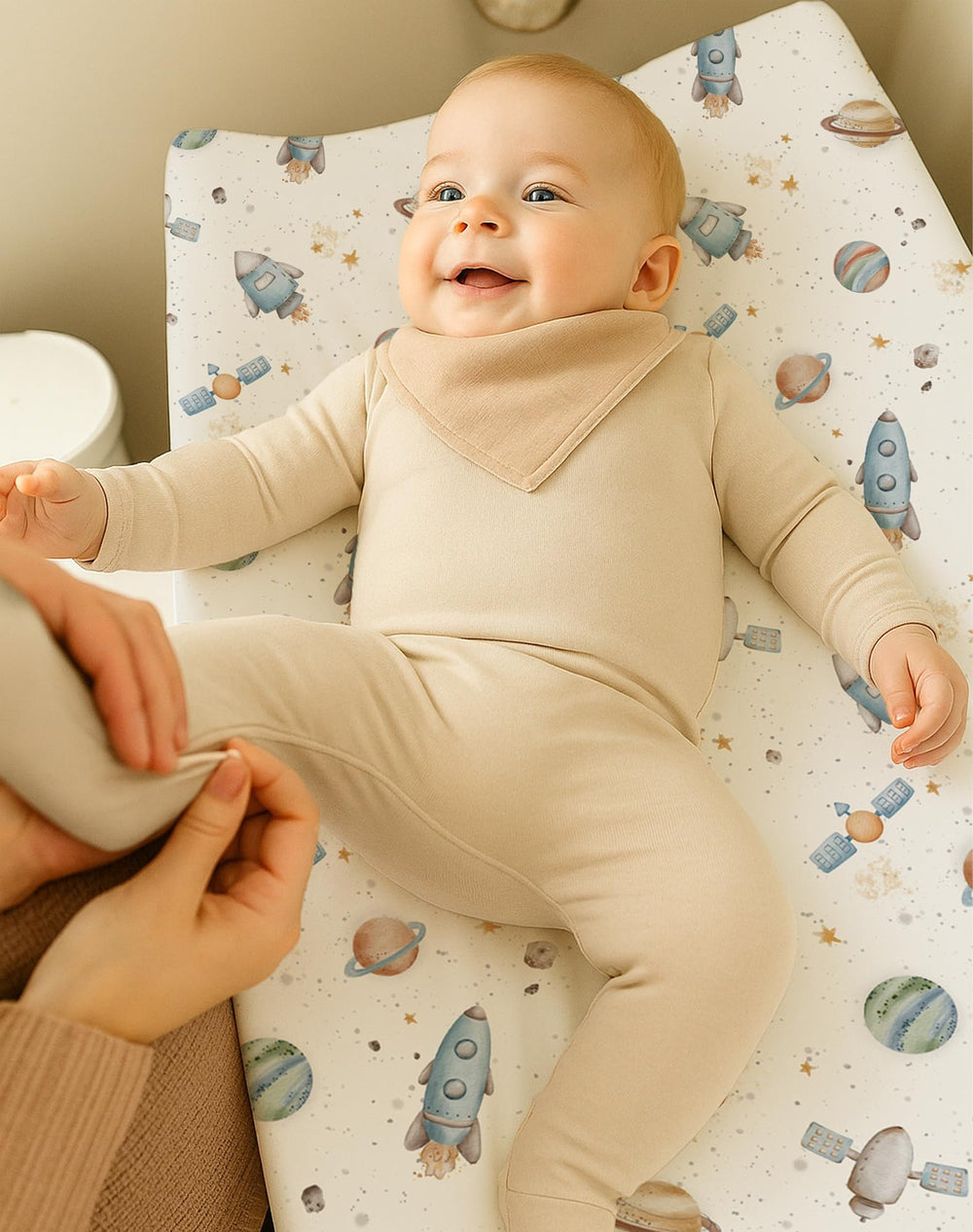 Woodiville Stellar Adventure 360fit elastic demonstrates slip-free diaper changes.