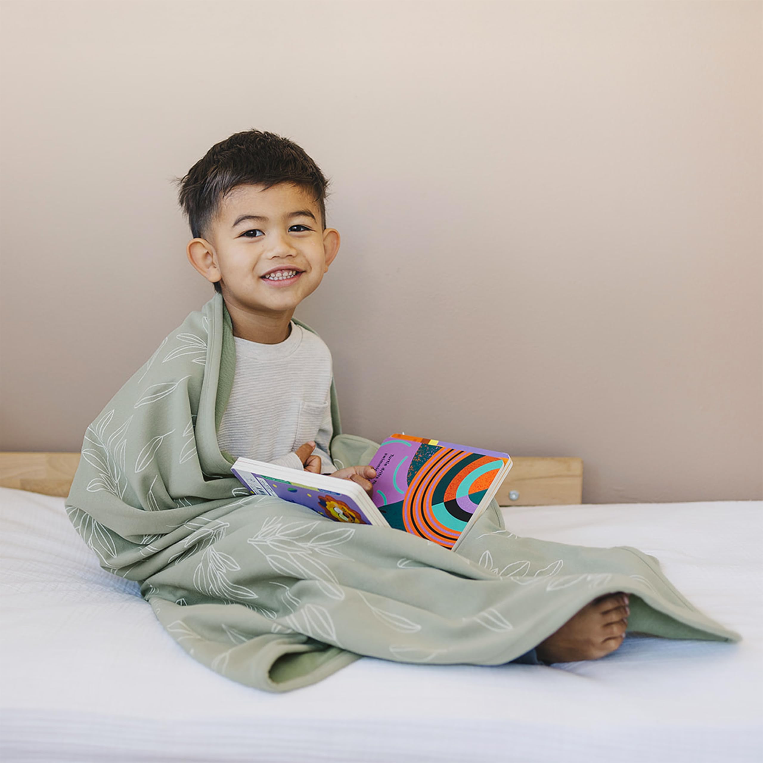 Woolino Toddler Blanket machine-washable label indicating easy-care.