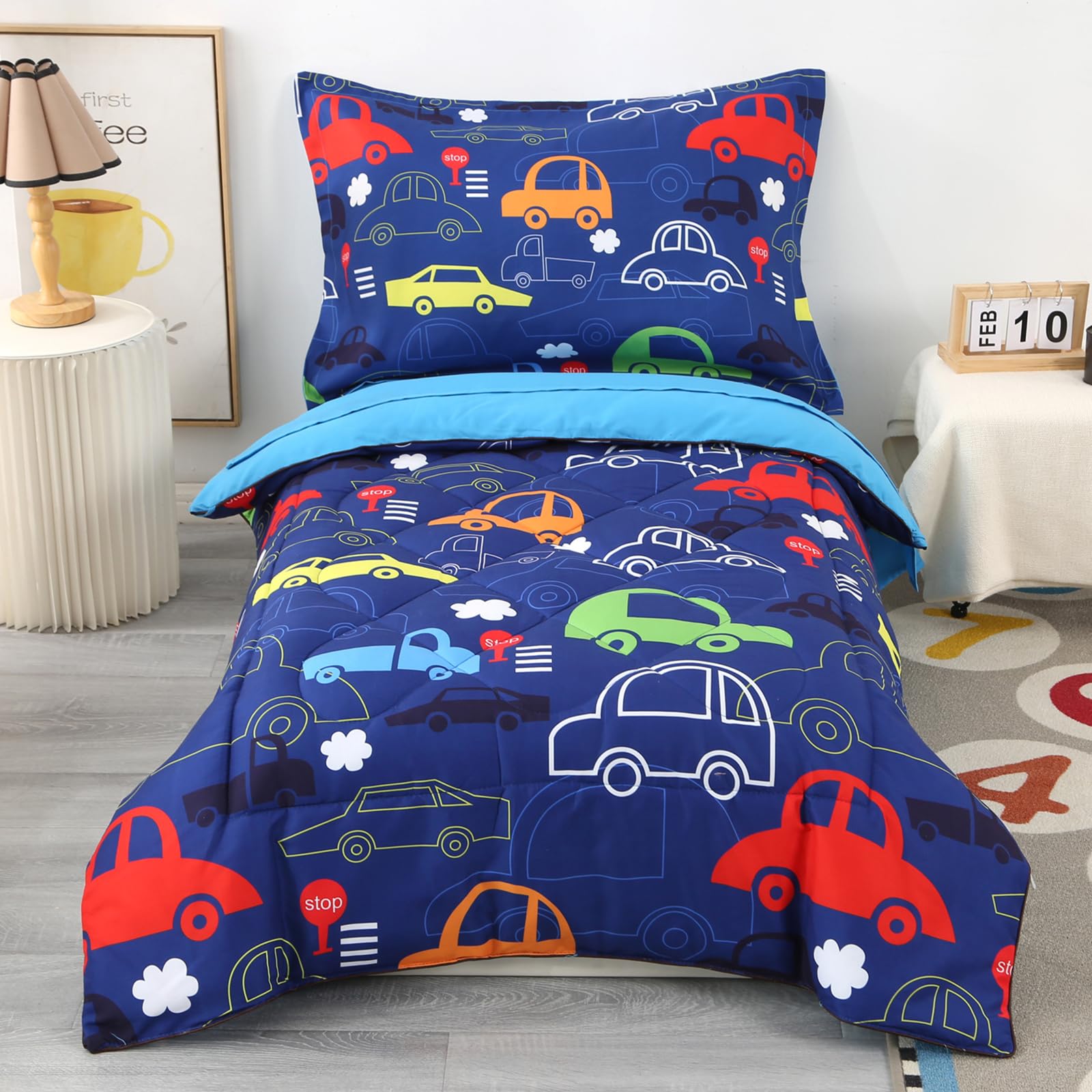 Wowelife car-toddler-bedding-set-comforter close-up shows soft, breathable fabric for cozy sleep.