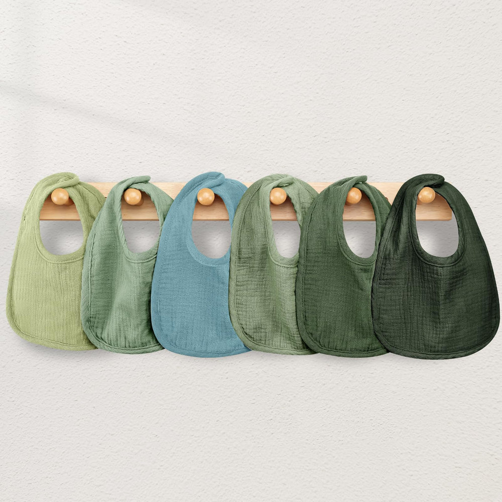 Wrrernsin Muslin Baby Bib multiuse scene captures drool, teething, and travel use.