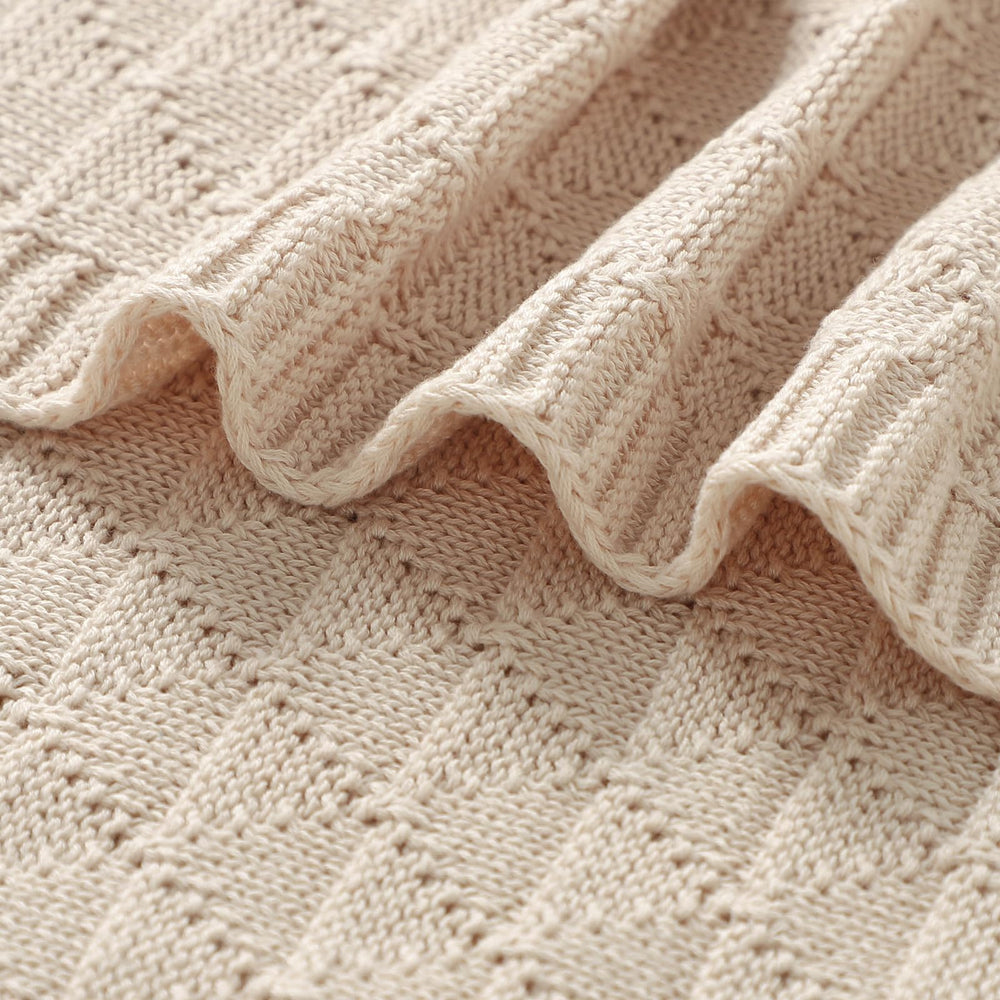 Wugugu-baby-blanket-stroller-crib-use provides portable comfort for outings.