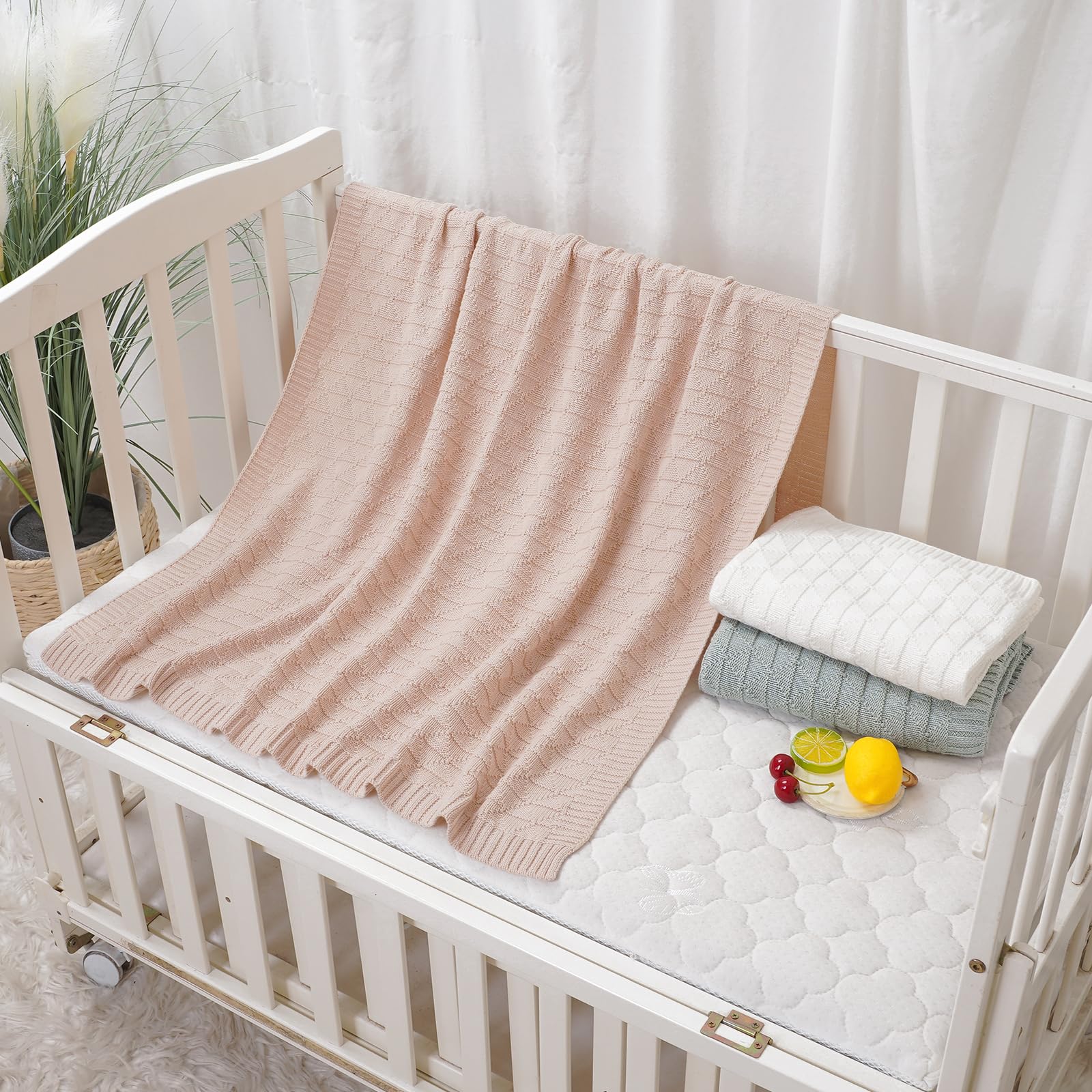 Wugugu-baby-blanket-swaddle-use demonstrates versatile wrapping and snuggling.