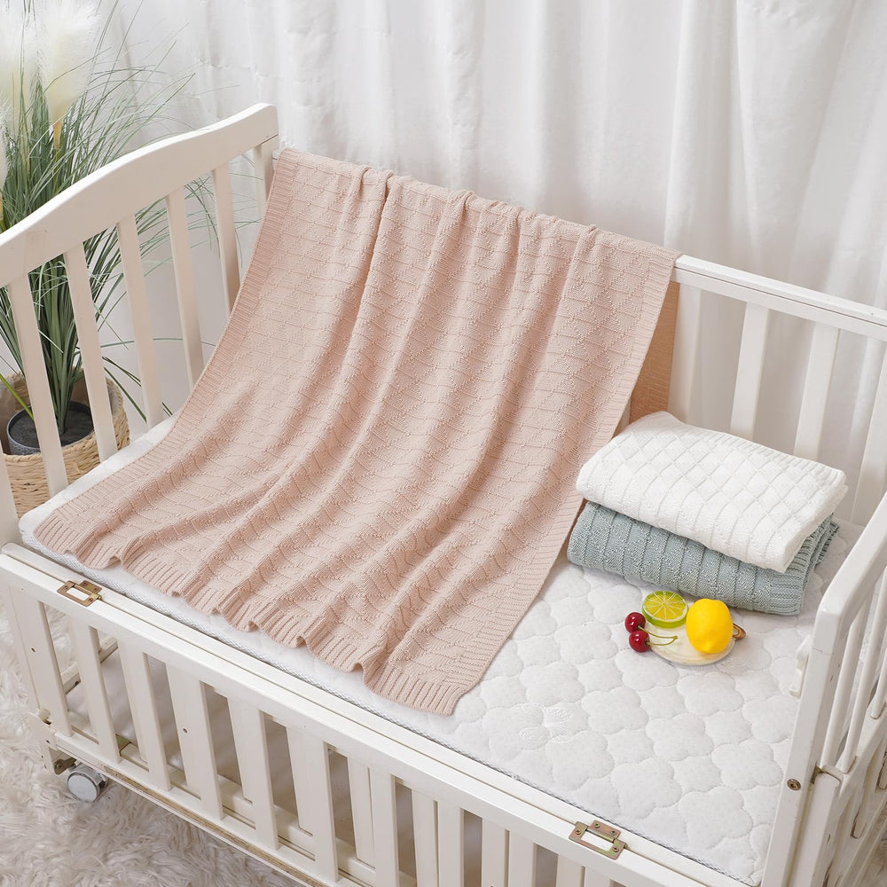Wugugu-baby-blanket-swaddle-use demonstrates versatile wrapping and snuggling.