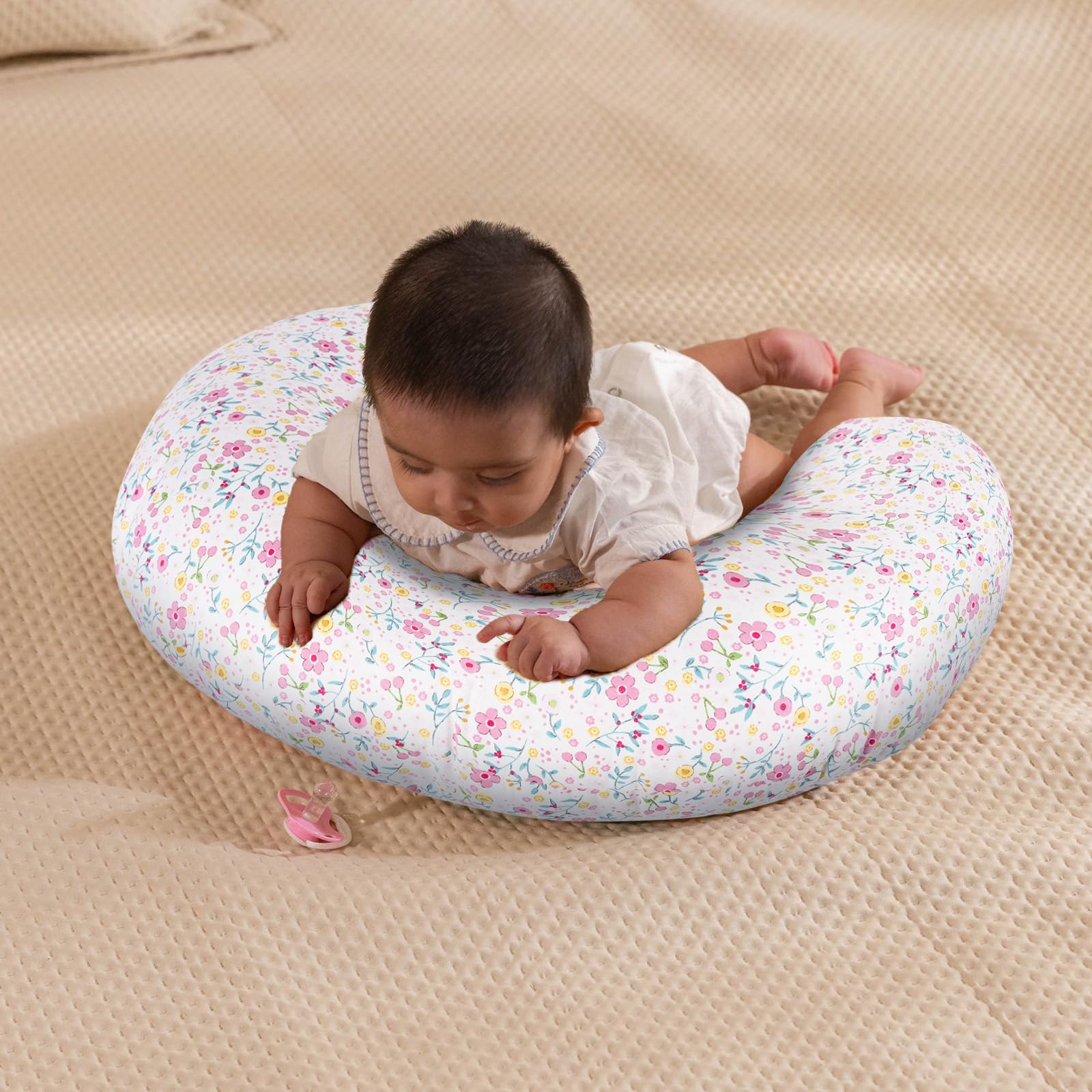 x-vesolje Blooming Daisy nursing pillow mom using during feeding for comfort