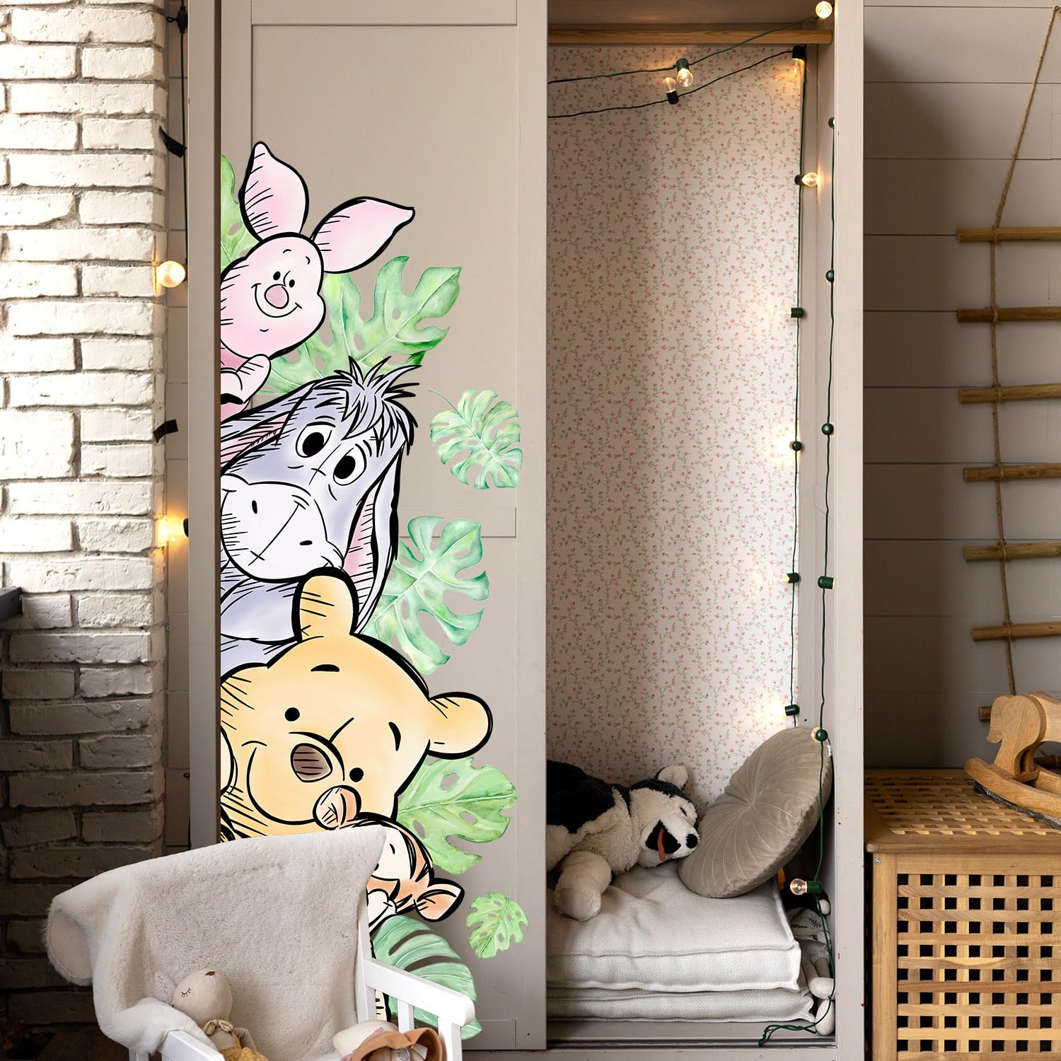 Xendelow Winnie wall stickers ideal for party decor and celebratory themes.