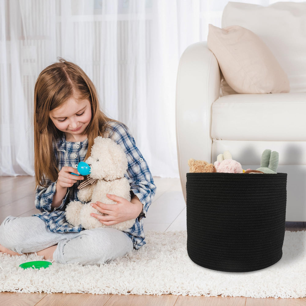 XUANGUO decorative basket organizes blankets and plush toys.