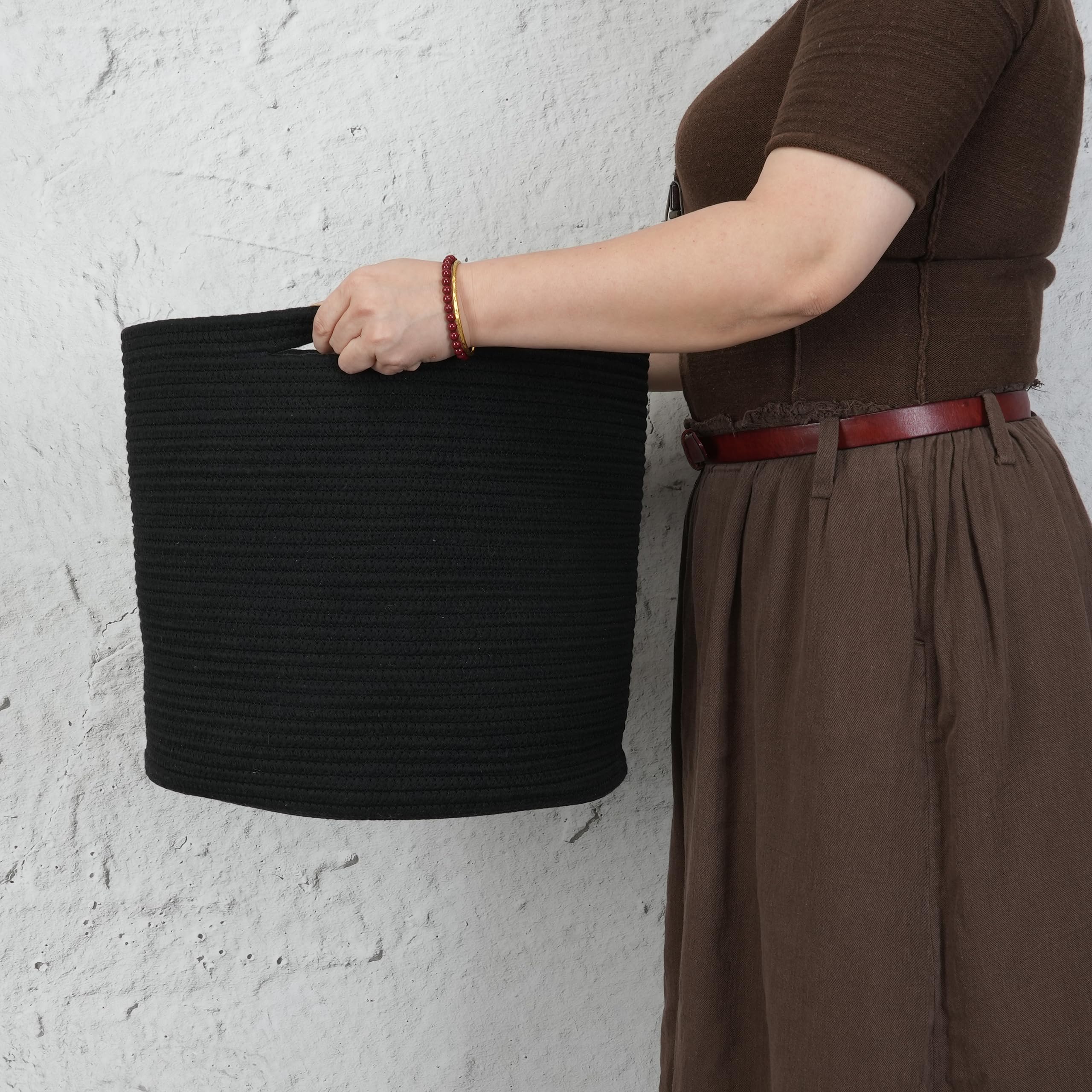 XUANGUO rope basket with hidden handles for easy transport.