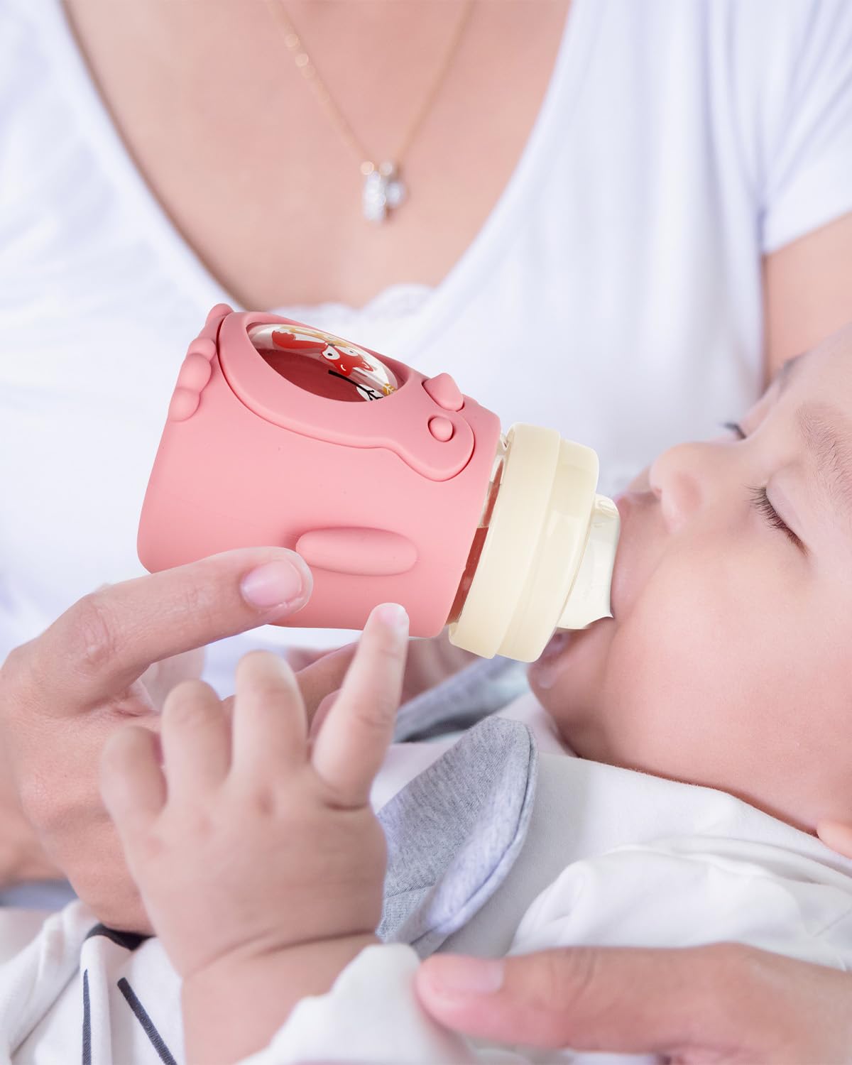 XUNICUTE sleeve in use during feeding time offers comfortable hand-hold