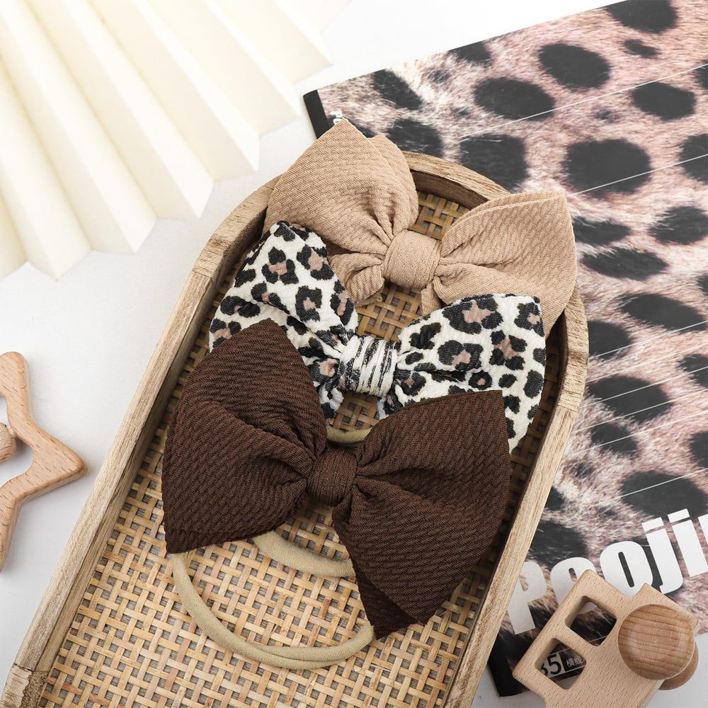 YanJie baby girl wear with bows enhances cheerful family photos.
