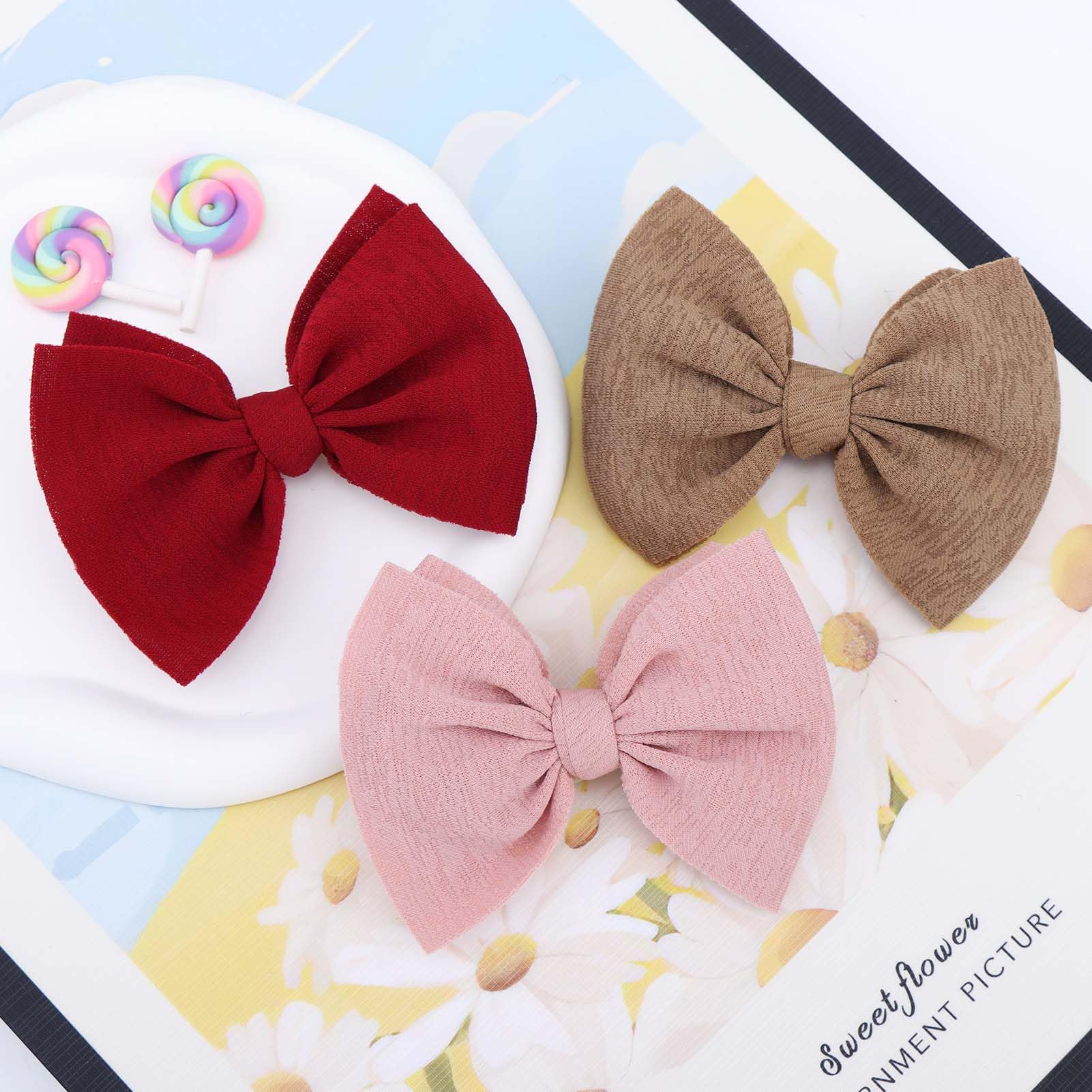 YanJie headband for newborn photoshoots and family portraits, charming accessory.