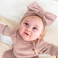 YanJie double-bows pink hair accessory enhances outfits and photoshoots.
