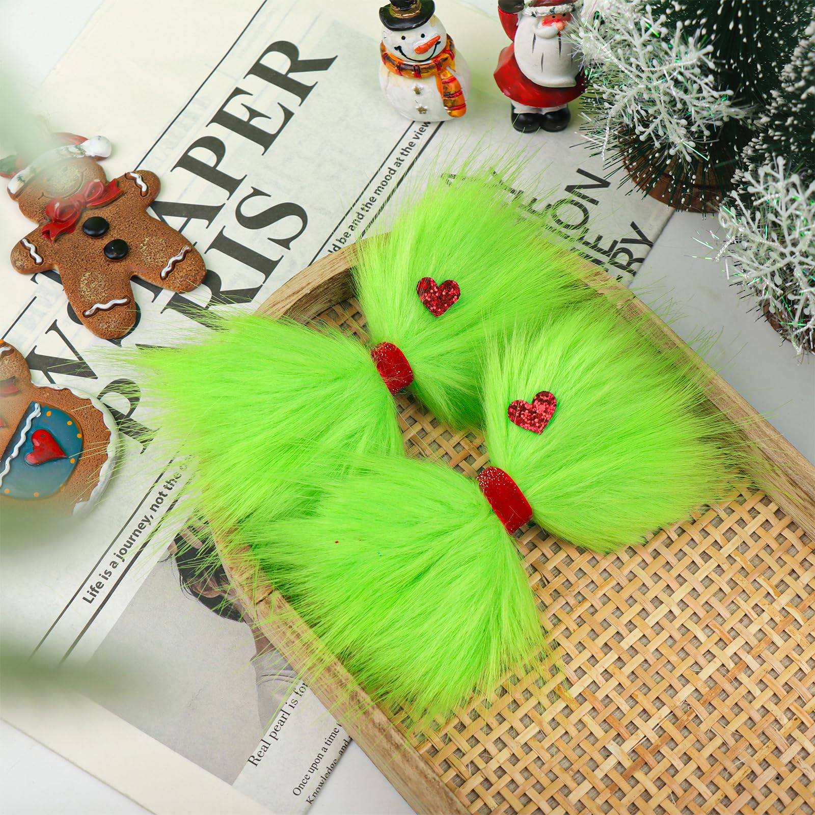 YanJie green Christmas bow glitter-heart detail enhances cute, celebratory looks.
