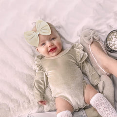 YanJie handmade baby bows knot-tied in a pet-free studio.