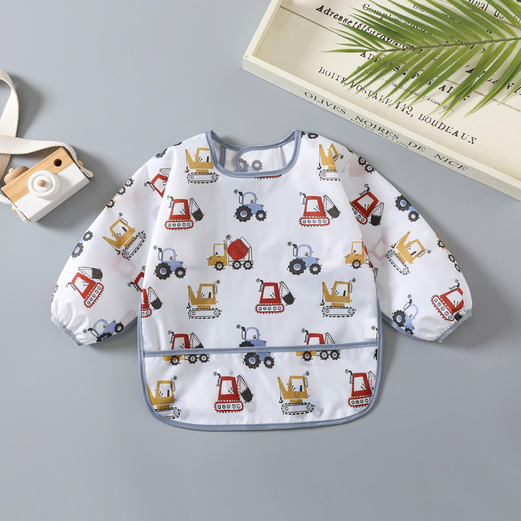 YeeLauf Sleeved Bib worn by toddler demonstrates arm coverage during feeding.