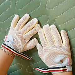 YILIUJIU guard gloves help curb nail-biting and thumb-sucking habits in close-up.