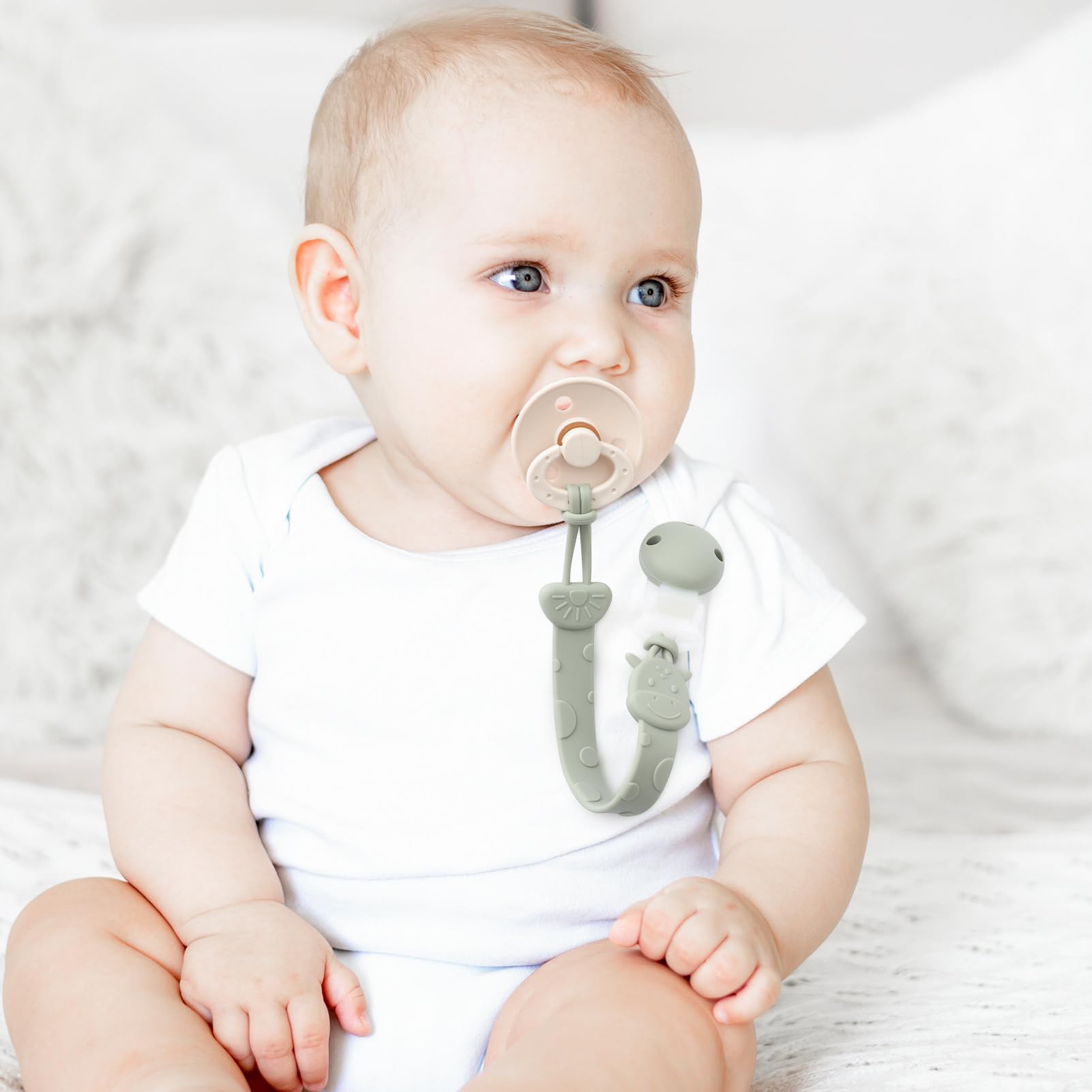 YIVEKO pacifier clip no-metal clip concentrates on rust-free, skin-safe fastening for daily use.