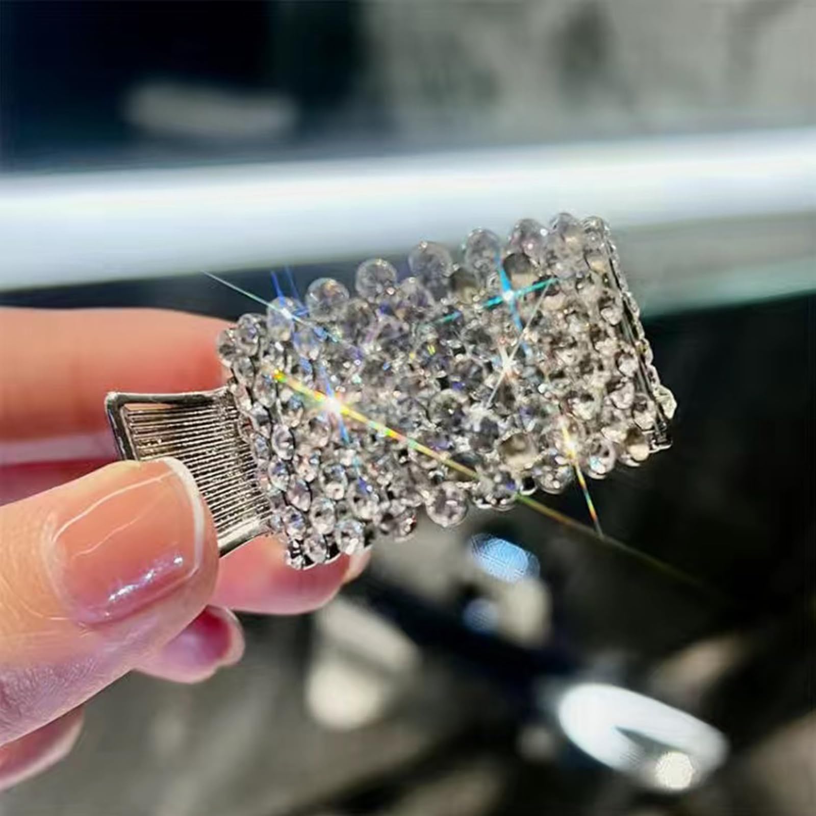 YLOIJO hidden-teeth design protects hair from snagging during styling
