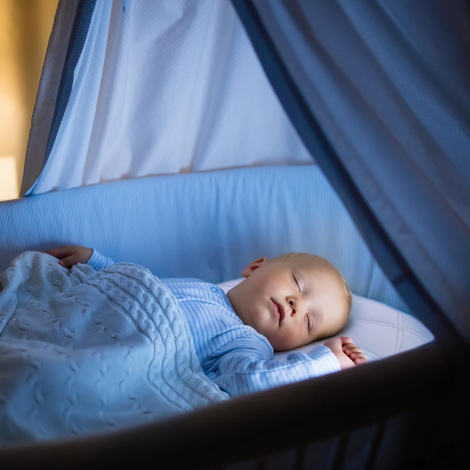 Yoofoss waterproof bassinet mat protector demonstrates moisture barrier for cleaner sleep surfaces.