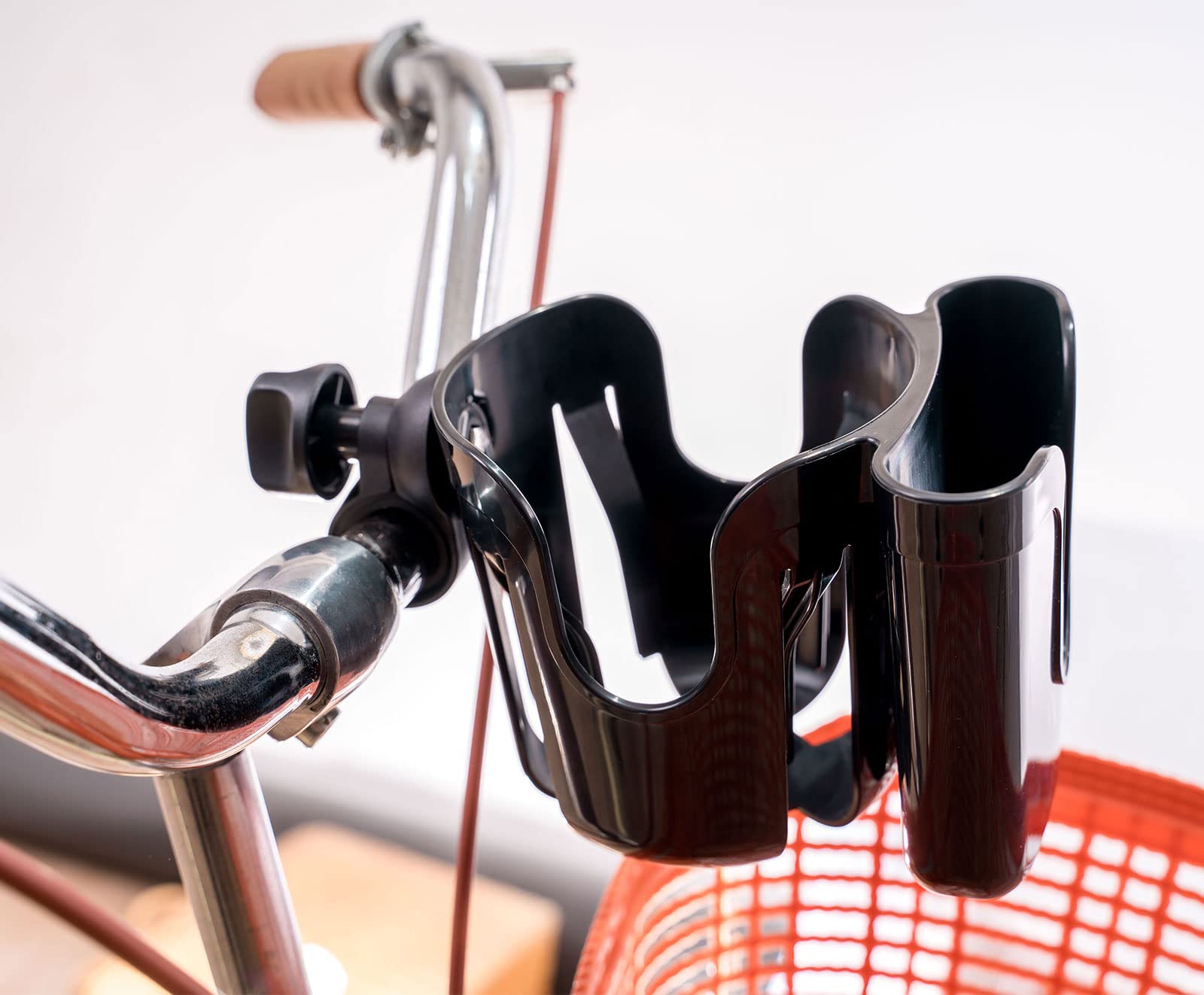 Yoyoapple adjustable cup holder securing tall bottles with flexible flaps.