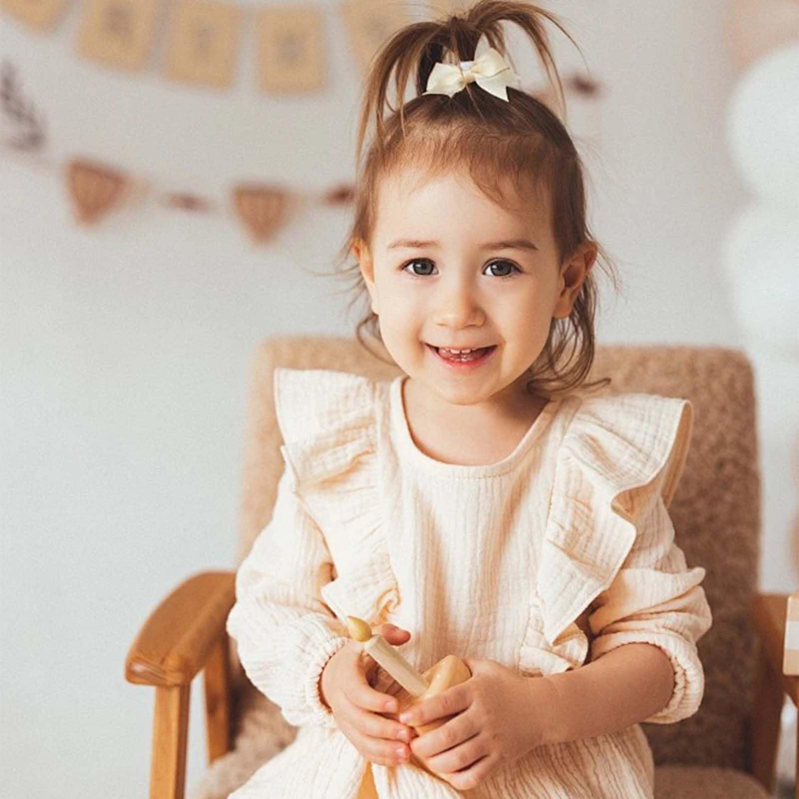 YWAOAIJD child wearing hair ties with bows during playtime