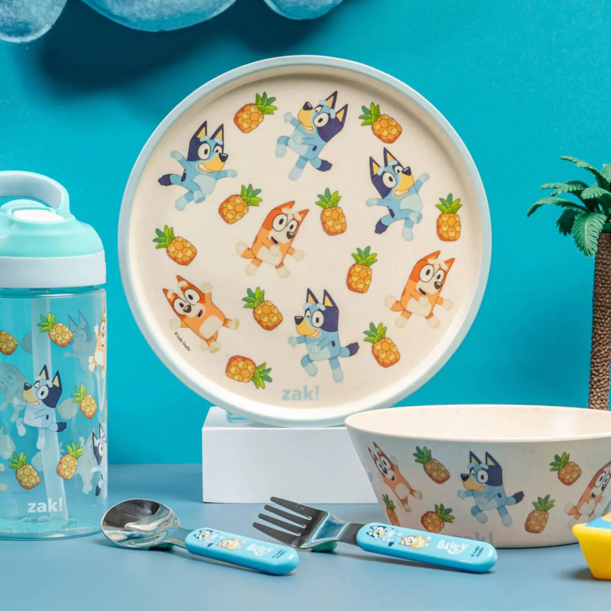 Zak Designs Bluey BPA-free materials ensure safe, reusable dining.