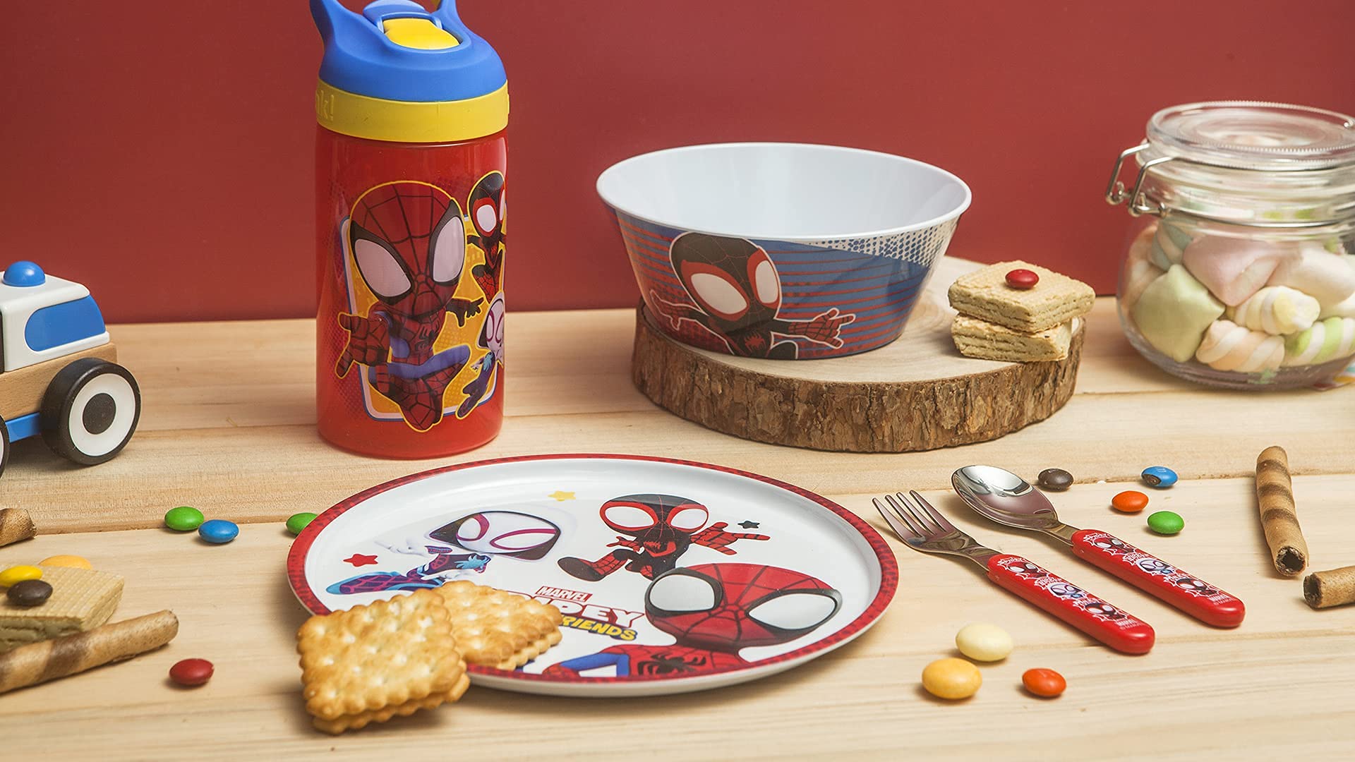 Zak Designs durable materials blend plastic and stainless steel for daily use.