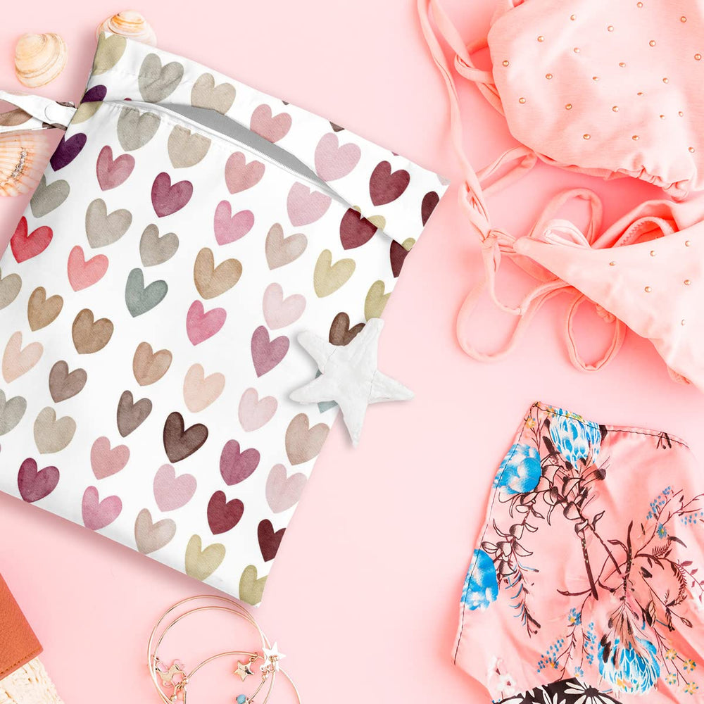 zcyxuuw wet bag keeps makeup and toiletries neatly contained.