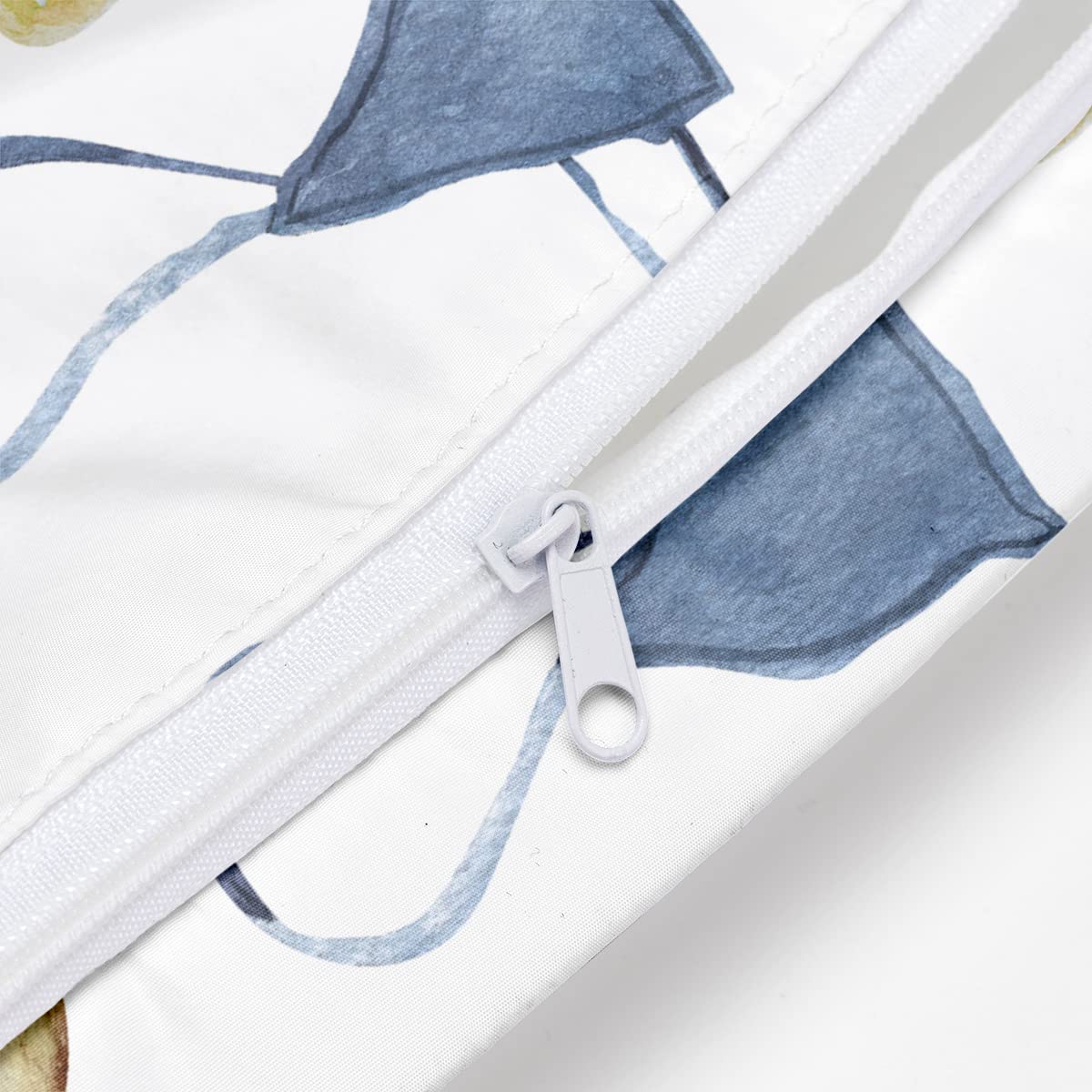 zcyxuuw Wet Bag uses waterproof fabric for durable washable storage.