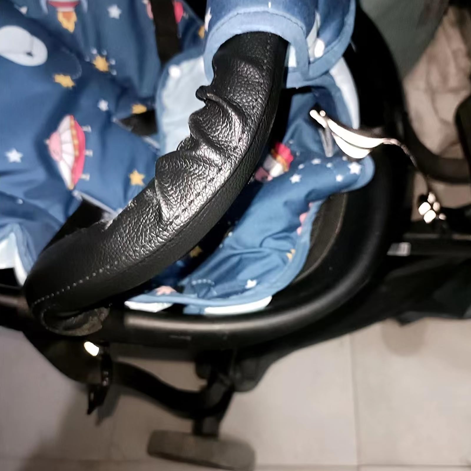 Zhouocea pushchair-handle-protector improves grip and comfort while strolling.