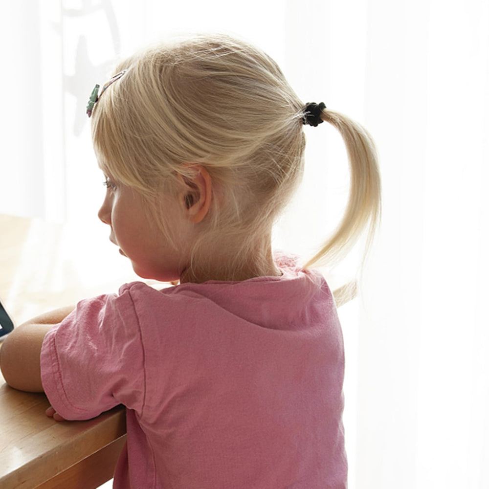 Zingso doll hairstyling with hair ties for playful creativity.