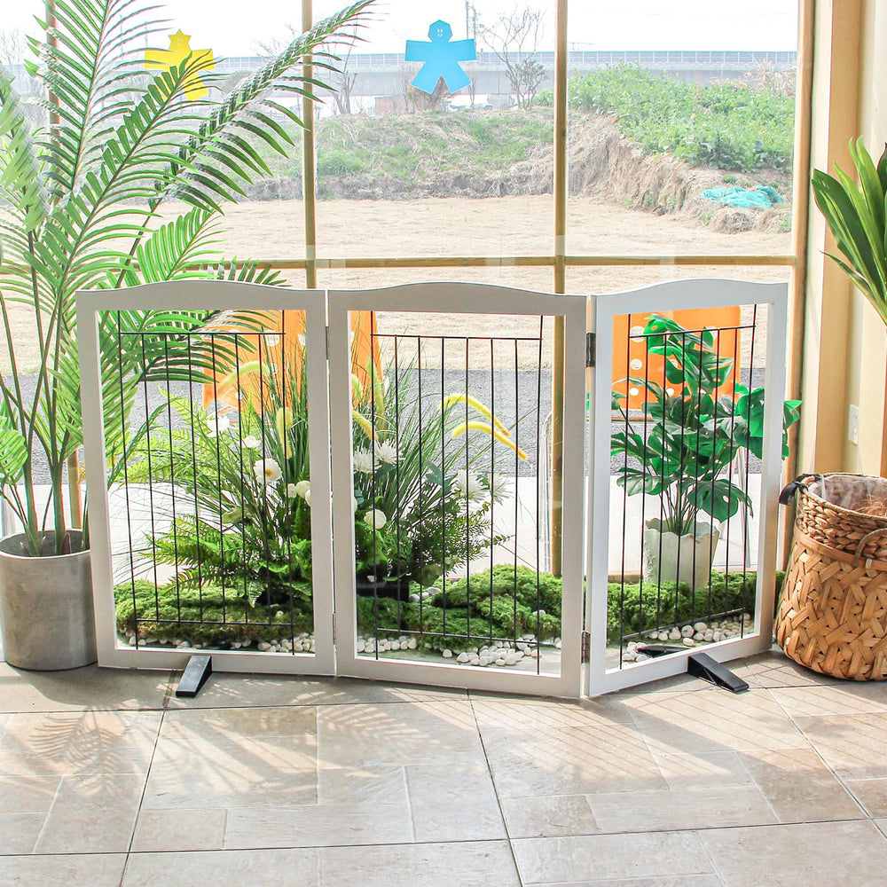 ZJSF gate with rubber feet protects floors during use.