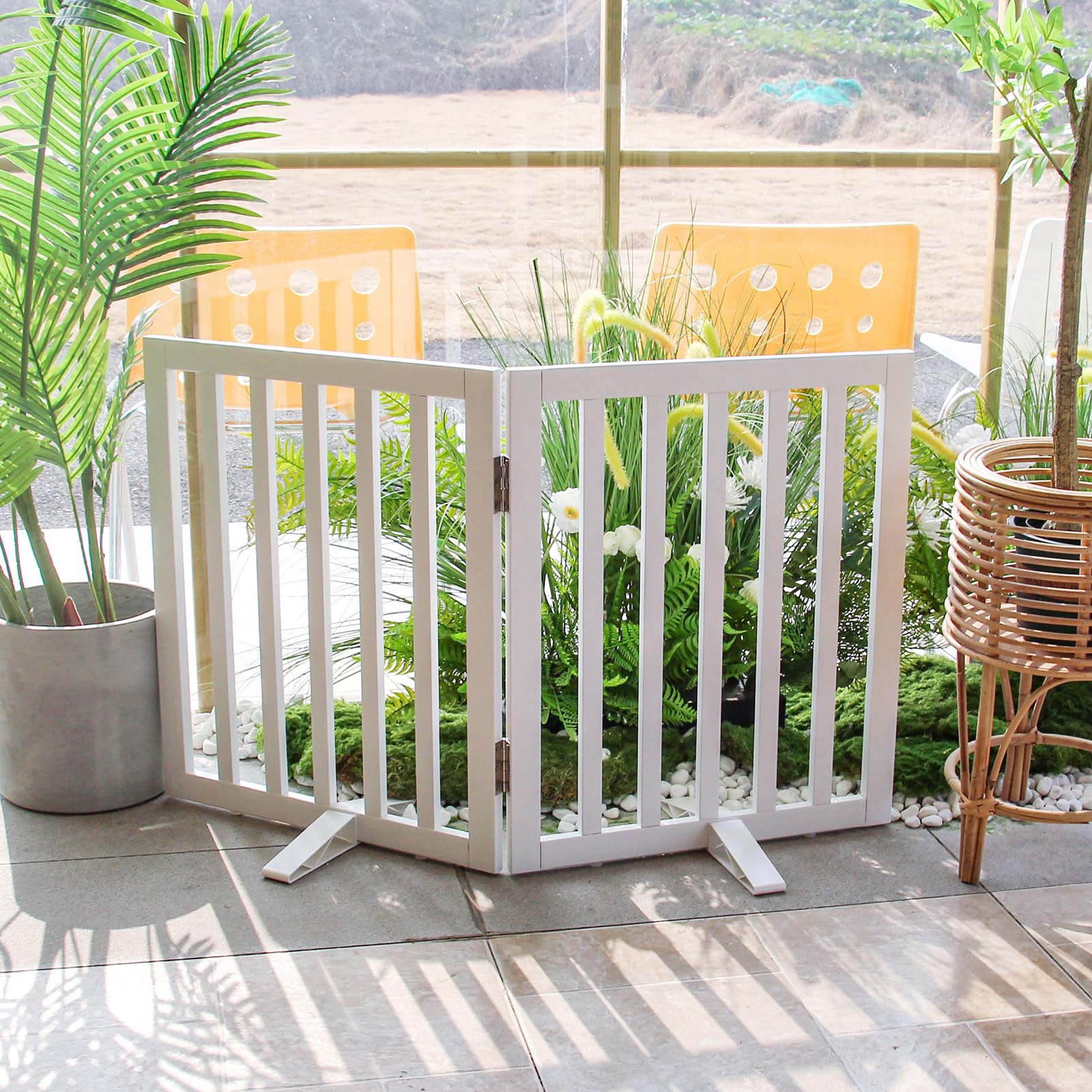 ZJSF dog gate with non-slip feet protecting floor surfaces