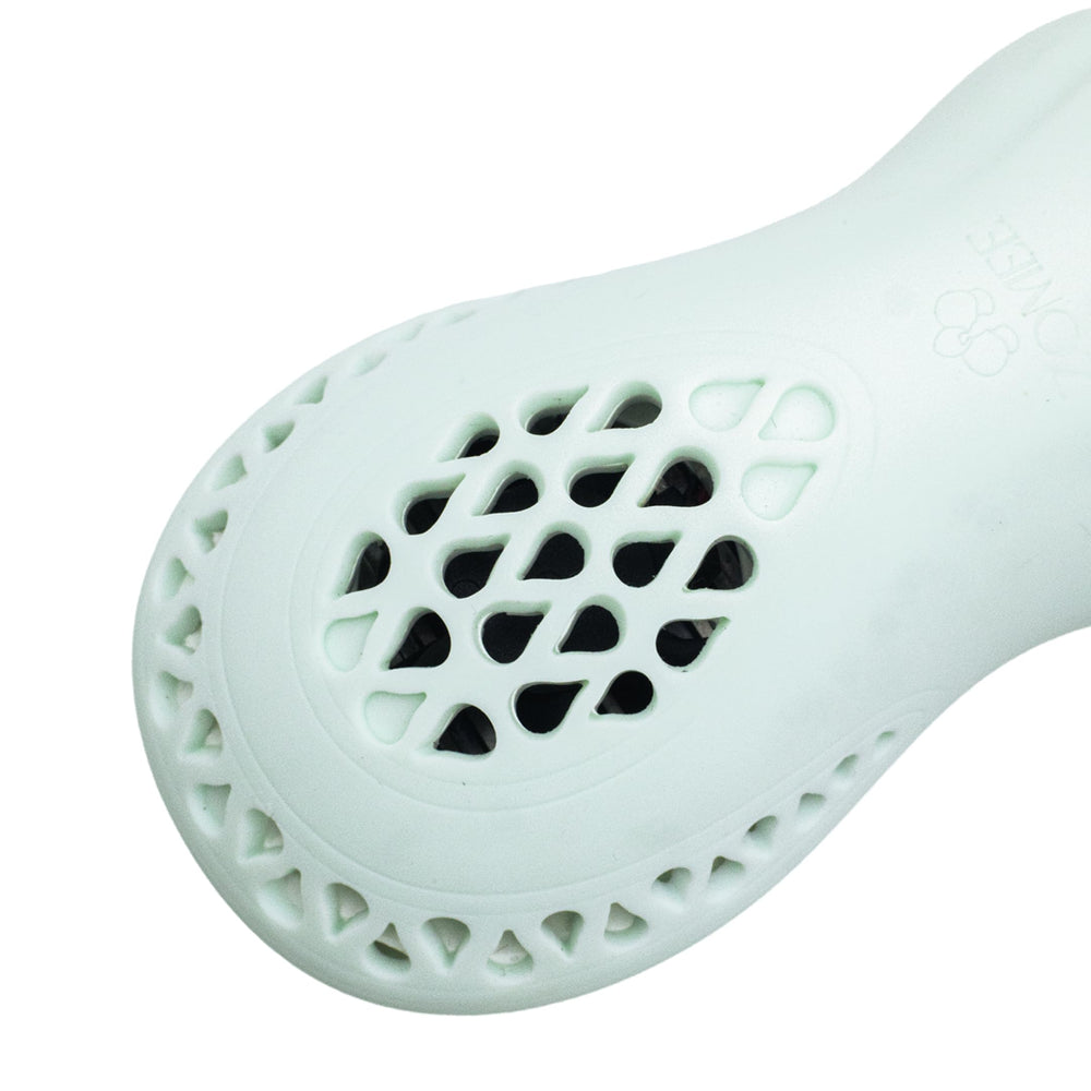 Zomee Ergonomic Fit image highlights soft contour adapting to many breast sizes.